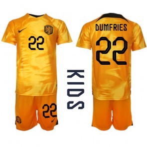 Nederländerna Denzel Dumfries #22 kläder Barn VM 2022 Hemmatröja Kortärmad (+ korta byxor)
